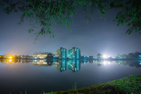 泰国南部城市的水存储与自然光景壮观夜景下的湖泊风景