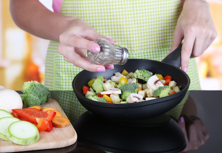 烹饪蔬菜炖肉泛在厨房中的手