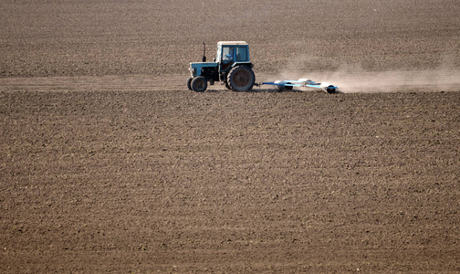 拖拉机为播种农作物准备土壤