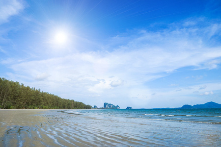 热带海滩。天空和海洋