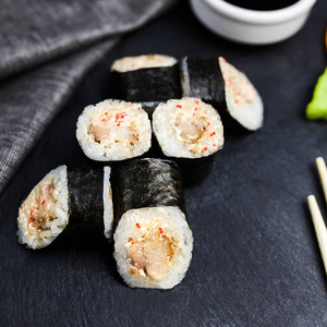 日本寿司卷在石墨板上
