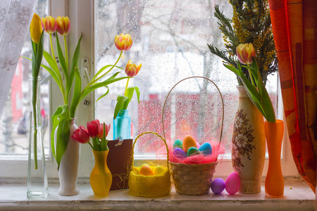 复活节彩蛋在篮子里。宗教节日复活节。正统假日