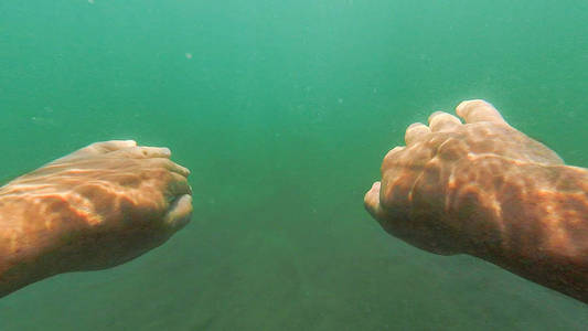 海底男性手水下照片图片
