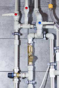 锅炉房内的塑料管道阀门和其他设备的供暖系统