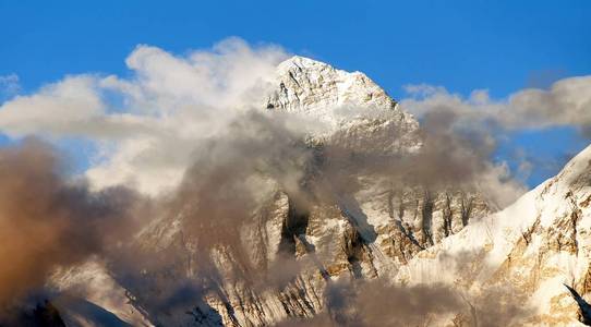 从 Gokyo, 昆布山谷, 尼泊尔喜马拉雅山山脉的顶部, 美丽的云彩, 从山顶上俯瞰珠穆朗玛峰的黄昏全景