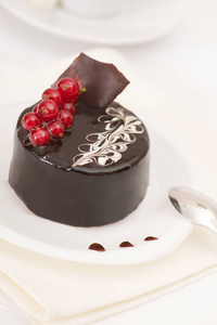 淡背景巧克力蛋糕甜点图片