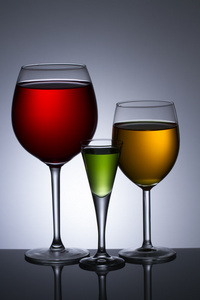 三种颜色的玻璃酒精