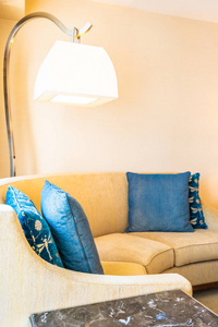 舒适枕头沙发装饰在客厅区域