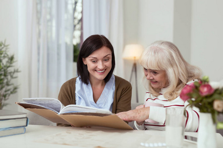 精力充沛的老年妇女和照顾者关于相册