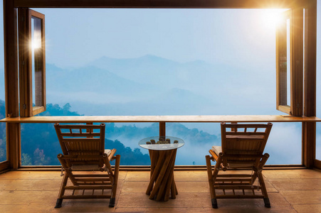 阳台上的木桌和椅子, 在日出时在咖啡厅欣赏美丽的山景景观