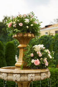 婚礼仪式的装饰喷泉里的花朵。婚礼装饰