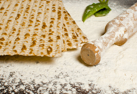 传统犹太犹太教饼干复活节 pesah 在一个木制表