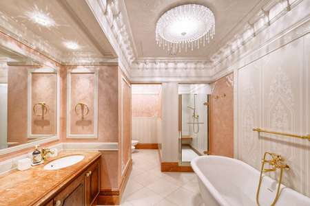 俄罗斯, 莫斯科现代设计师在豪华房装修。时尚的浴室内饰