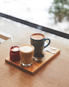 咖啡店桌上放牛奶的热咖啡图片