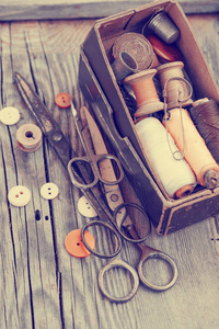 古董缝纫工具在木桌上