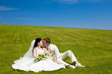 新婚夫妇在草地上的吻