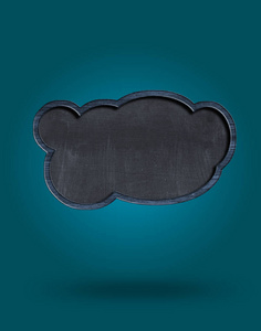 蓝色背景下的语音气泡形状中的空白黑色招牌
