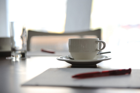 杯咖啡在会议室桌子上