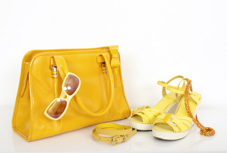 夏季黄色袋配凉鞋和配件