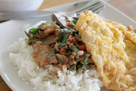 泰国菜油炸猪肉以大米为主食的罗勒离开