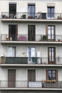 在巴塞罗那，西班牙的旧建筑的立面