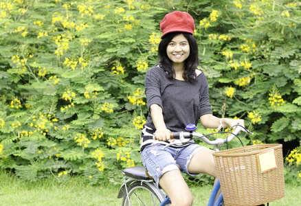 自行车微笑的女人