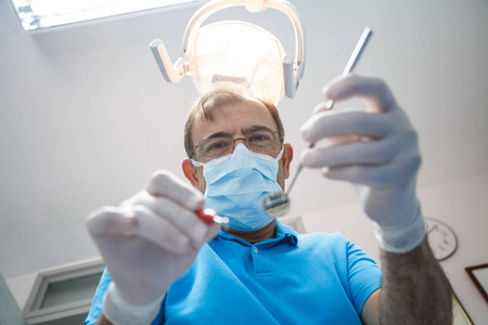 专业牙医检查病人
