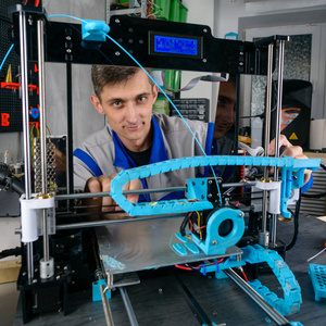 在实验室技术和创新理念中使用3d 打印机的年轻设计师工程师