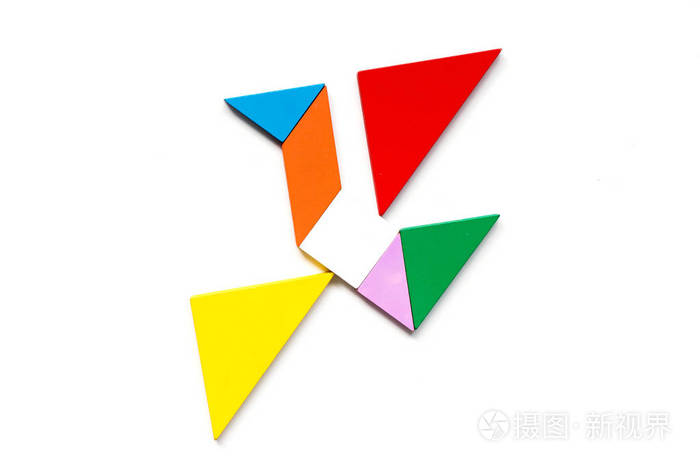 彩色木七巧板拼图在白色背景下的飞鸟形状