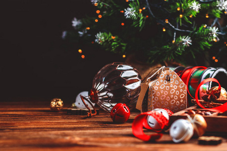 季节性和假日概念。圣诞装饰品和糖果的木板上有复制空间的地方。选择性聚焦