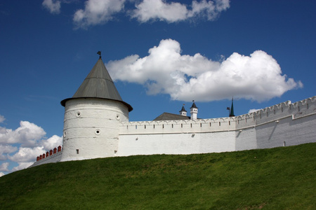 圆塔和喀山克里姆林宫的墙。俄罗斯鞑靼斯坦共和国