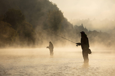 夏天早晨, 人们在河里钓鱼。美丽的雾