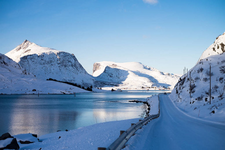 挪威罗弗敦积雪覆盖道路和山峰
