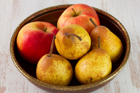 苹果与梨在培养皿中图片