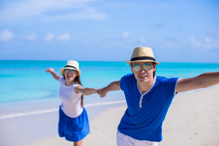 快乐对年轻夫妇在加勒比地区度假有乐趣