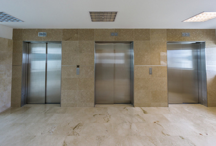 现代电梯紧闭的门