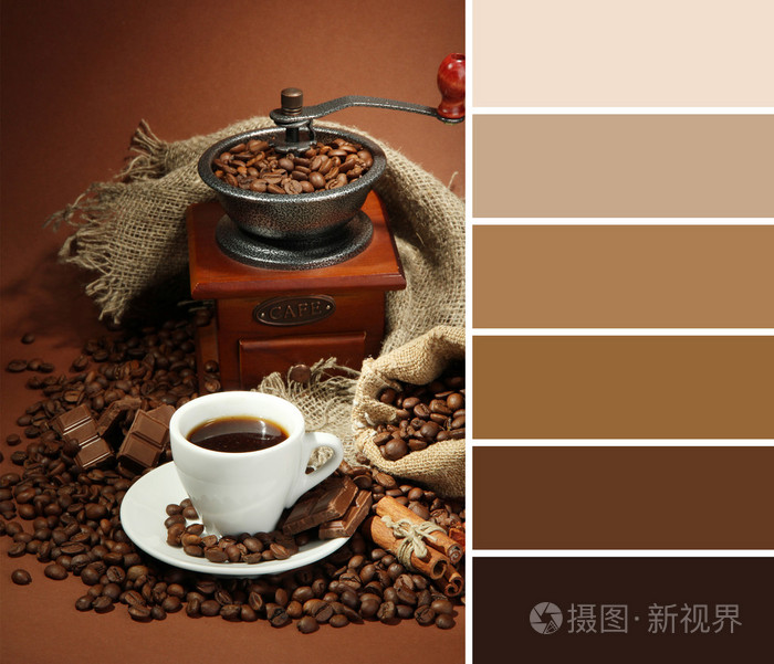一杯咖啡 磨床 土耳其人和棕色背景上的咖啡豆.