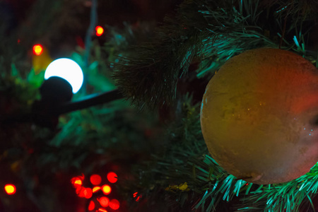 照亮了圣诞树。圣诞和新年装饰。假日概念, 冬天季节