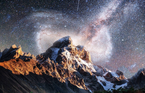 梦幻般的星空。白雪皑皑的山峰。主要的高加索脊。美国宇航局的好意。山视图从山 Ushba 迈尔, 佐治亚。欧洲