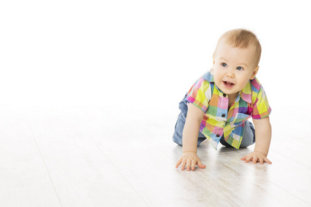 婴孩爬行在白色地板, 孩子男孩爬行在所有四肢, 快乐孩子白色隔绝