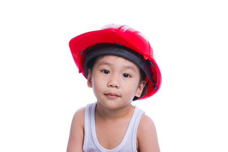 男孩在白色背心，戴着红色头盔