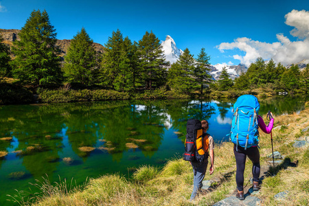 徒步旅行者与山设备在 Grindjisee 湖附近, 策尔马特, 瑞士, 欧洲