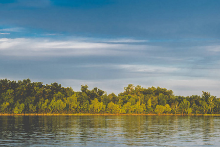 迷人夏天旅行：绿色蓝天反射在美丽湖泊上的悠闲景观