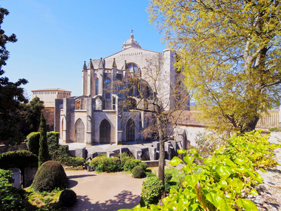 巴塞罗那市立音乐学院的两座塔楼之一, 上面有