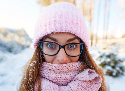 在雪花的霜中戴眼镜的女孩