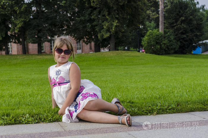 夏天穿裙子的小女孩在公园散步