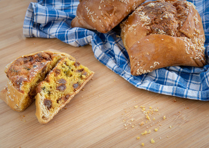 传统的塞浦路斯复活节奶酪蛋糕在粘土烤箱上烹调。复活节糕点被称为 flaounes 和各种奶酪制成