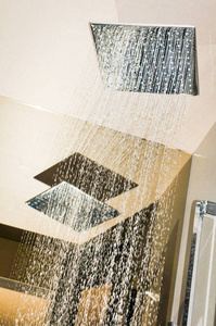 现代天花板淋浴房图片