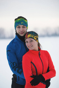 冬冰场情侣两笑青年运动员肖像