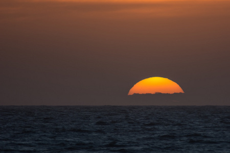 金黄色的夕阳，在海洋上空